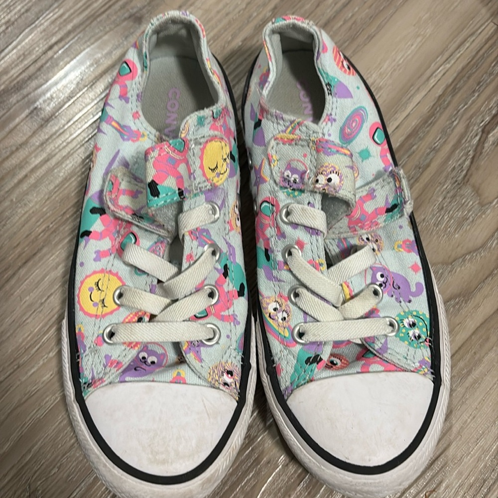 Girls converse
